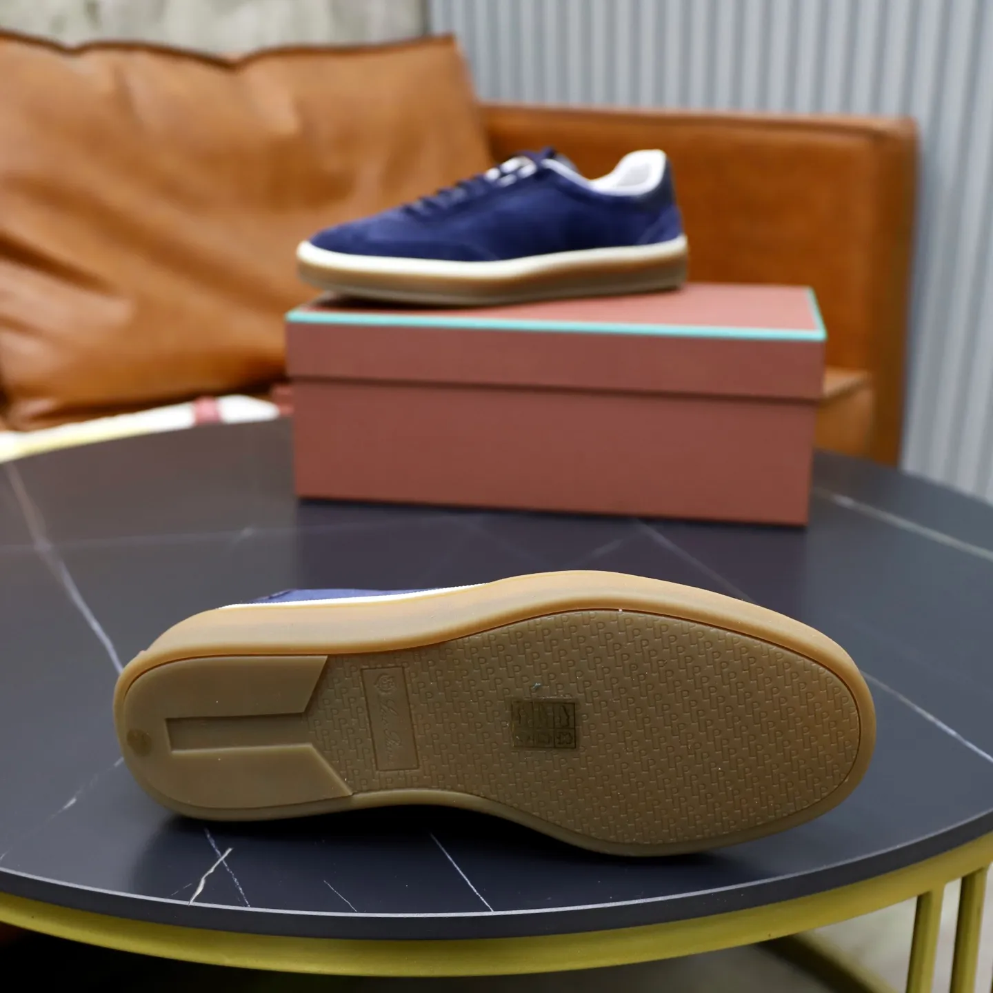 Ex-factory price: 560💰Loro Riana men’s moral training sneakers! Made from high-quality materials and designed in a low-cut silhouette, it offers an elegant and stylish look that's suitable for year-round wear. The unique double-layer sole aesthetic design, caramel cup-shaped outsole is decorated with off-white rubber trim, creating an attractive color combination. Pair with tailored pieces or jeans for a sophisticated yet casual look. The heel is decorated with soft cow leather tongue with Kummel color inserts and cotton laces with embossed LP logo. Upper: cow split suede. Lining: original thickened soft sheepskin. Size: 38-39-40-41-42-43-44 (customized in 45.46)
